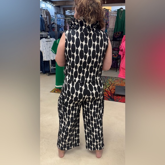 Stylish Black and White Patterned Women's Pants - Picture 5 of 6